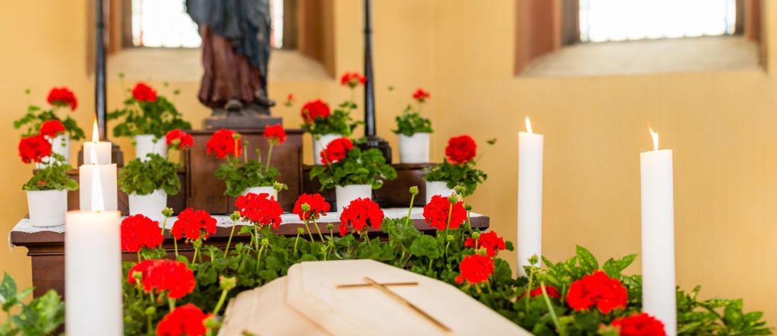 Teniamo conto dei desideri e delle abitudini Preparazione di ceremonie impresa pompe funebri Theiner a Merano