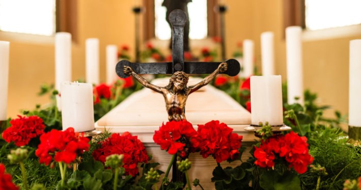 Onoranze funebri - Theiner rispetta tradizioni e desideri della famiglia. Onoranze funebri Theiner organizza ceremonie e esposizioni